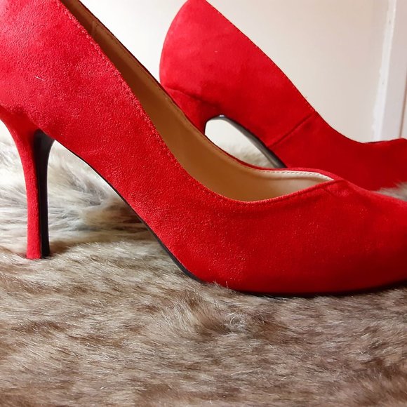 Classy Red Pumps - Picture 4 of 5